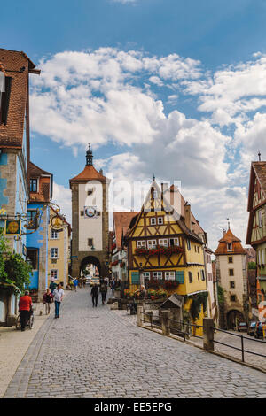 Scena di strada, Plonlein ("Piazzetta') Rothenburg ob der Tauber, Strada Romantica, Baviera, Germania Foto Stock