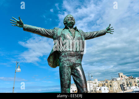 Italia Puglia Puglia Polignano a Mare una statua di Domenico Modugno il famoso cantante che era nato a Polignano Foto Stock