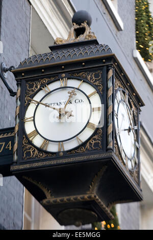 Orologio sul frontale del famoso Tiffany & Co negozio a Londra Inghilterra Foto Stock