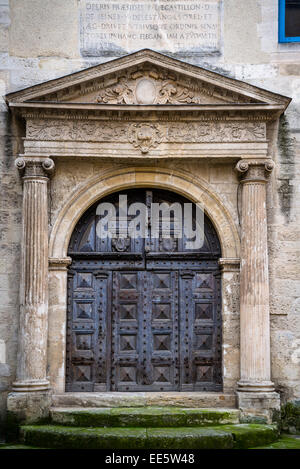 Vecchia porta della chiesa, Arles, Bouches-du-Rhone, Francia Foto Stock