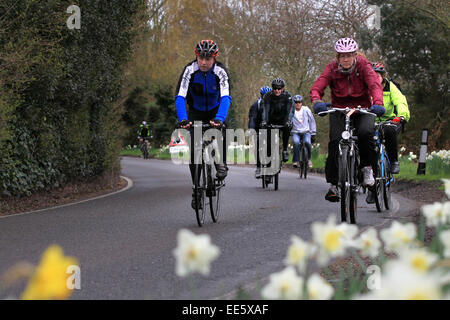 Mantenersi in forma - il ciclismo su strada - gruppo di ciclisti in bicicletta intorno ad un angolo in primavera Foto Stock