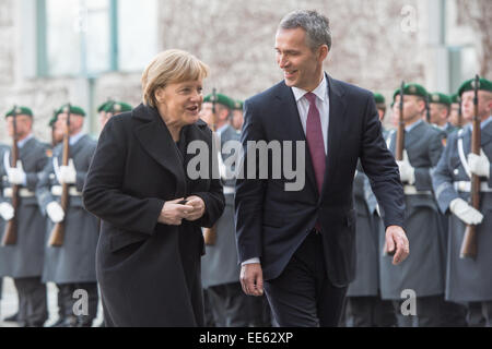 Berlino, Germania. Xiv gen, 2015. Il cancelliere tedesco Angela Merkel (CDU) accoglie con soddisfazione il Segretario generale della NATO Jens Stoltenberg con gli onori militari a Berlino, Germania, 14 gennaio 2015. Credito: dpa picture alliance/Alamy Live News Foto Stock