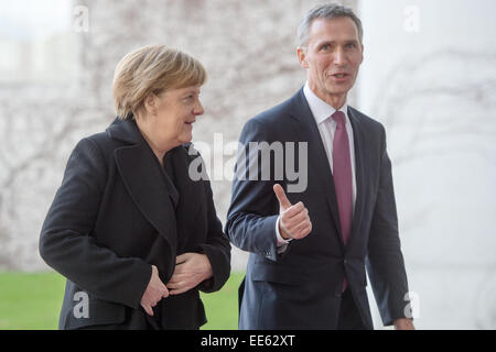 Berlino, Germania. Xiv gen, 2015. Il cancelliere tedesco Angela Merkel (CDU) accoglie con soddisfazione il Segretario generale della NATO Jens Stoltenberg con gli onori militari a Berlino, Germania, 14 gennaio 2015. Credito: dpa picture alliance/Alamy Live News Foto Stock