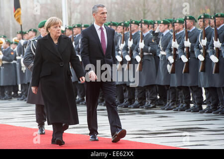 Berlino, Germania. Xiv gen, 2015. Il cancelliere tedesco Angela Merkel (CDU) accoglie con soddisfazione il Segretario generale della NATO Jens Stoltenberg con gli onori militari a Berlino, Germania, 14 gennaio 2015. Credito: dpa picture alliance/Alamy Live News Foto Stock