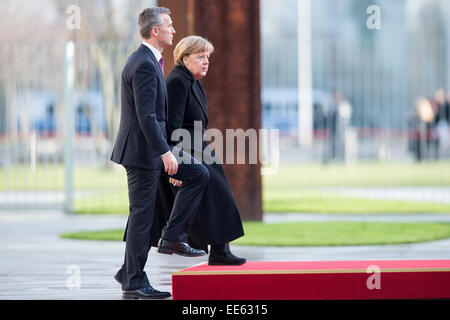 Berlino, Germania. Xiv gen, 2015. Il cancelliere tedesco Angela Merkel (CDU) accoglie con soddisfazione il Segretario generale della NATO Jens Stoltenberg con gli onori militari a Berlino, Germania, 14 gennaio 2015. Credito: dpa picture alliance/Alamy Live News Foto Stock