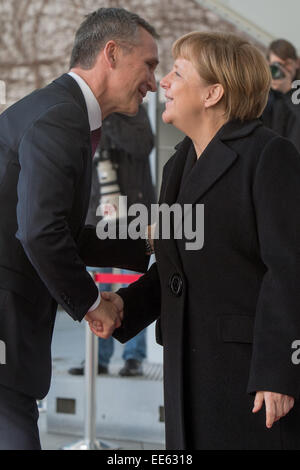 Berlino, Germania. Xiv gen, 2015. Il cancelliere tedesco Angela Merkel (CDU) accoglie con soddisfazione il Segretario generale della NATO Jens Stoltenberg con gli onori militari a Berlino, Germania, 14 gennaio 2015. Credito: dpa picture alliance/Alamy Live News Foto Stock