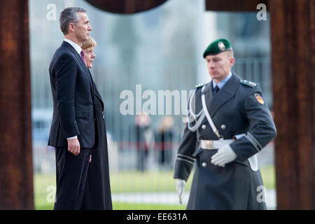 Berlino, Germania. Xiv gen, 2015. Il cancelliere tedesco Angela Merkel (CDU) accoglie con soddisfazione il Segretario generale della NATO Jens Stoltenberg con gli onori militari a Berlino, Germania, 14 gennaio 2015. Credito: dpa picture alliance/Alamy Live News Foto Stock