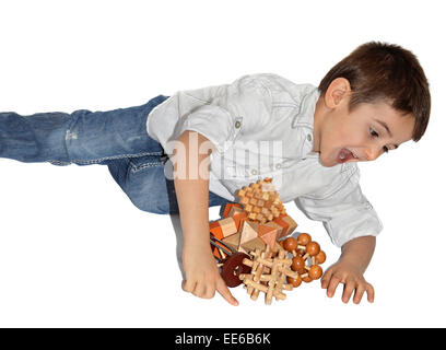 Ragazzo gioioso con molti logica in legno giocattoli Foto Stock