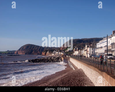 Lungomare a Sidmouth, nel Devon con la marea, che mostra la spiaggia di ciottoli e l'esplanade Foto Stock