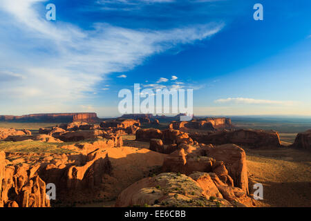 Alba con la vista da caccia di Mesa in Valle Monumento al confine dello Utah e Arizona, Stati Uniti d'America Foto Stock