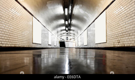 Il vecchio tunnel sotterraneo illuminato con neon Foto Stock