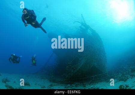 Sommozzatore guardando wreckship Gianis D. Mare Rosso, Sharm El Sheikh, Egitto Foto Stock