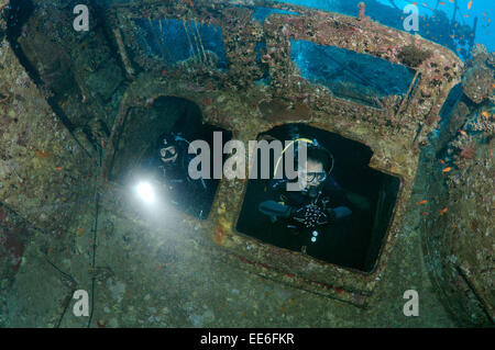 Sommozzatore guardando wreckship Gianis D. Mare Rosso, Sharm El Sheikh, Egitto Foto Stock