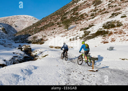 I ciclisti in cardatura Mill Valley in Shropshire Hills dopo una notte di neve, Church Stretton, Shropshire, Inghilterra, Regno Unito Foto Stock