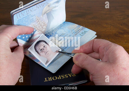 Mano con le pinzette azienda id foto oltre il passaporto come se la contraffazione dei documenti di viaggio Foto Stock