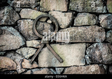 Il vecchio muro di pietra con il ferro di rinforzo, Svezia Foto Stock