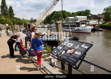 UK, Londra, Twickenham, visitatori sul Fiume Tamigi riverside opposta torta Anguilla Isola Foto Stock