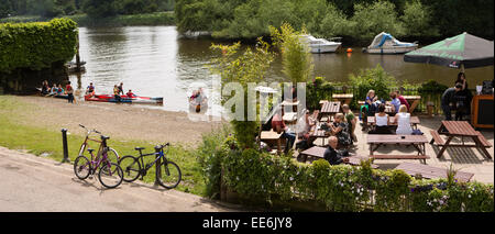 UK, Londra, Twickenham, il fiume Tamigi e diners a White Swan riverside pub, panoramica Foto Stock