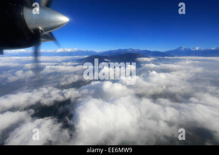 Vista da un aeroplano ad elica finestra, battenti a Lukla Tenzing Hillary aeroporto con il drammatico Himalaya, Himalaya, Foto Stock