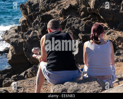 Colomba a collare alimentare da una mano d'uomo Isole Canarie Foto Stock