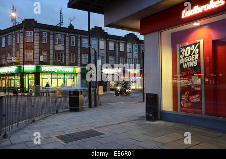 Tre negozi di scommesse strettamente trova nel nord di Londra tottenham Foto Stock