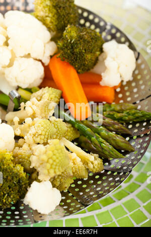 Closeup shot di verdure cotte al vapore sul sistema di cottura a vapore. Foto Stock