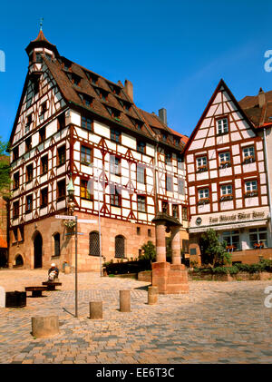 Norimberga, Germania. Beim Tiergartentor - piazza da ingresso al Kaiserberg. Tipica bavarese a struttura mista in legno e muratura edifici Foto Stock