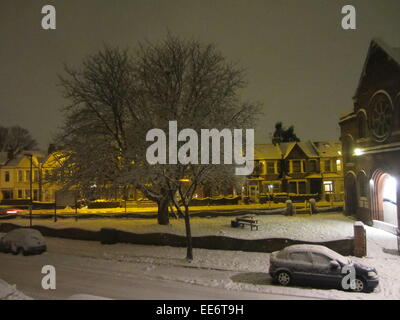 Snowy London street di notte haringey Foto Stock