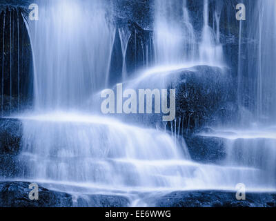 Close up di acqua a cascata verso il basso di una cascata nel Parco Nazionale di Brecon Beacons, Galles. Foto Stock