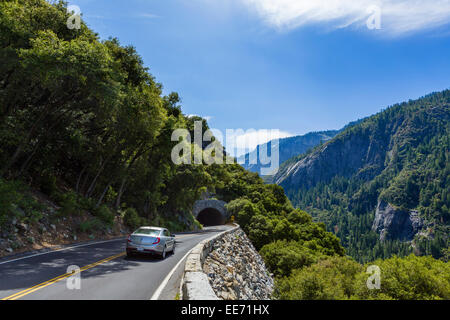 Tunnel su grandi botti di strada in piano che guarda verso il Parco Nazionale di Yosemite Valley, il Parco Nazionale di Yosemite, Sierra Nevada, a nord della California, Stati Uniti d'America Foto Stock