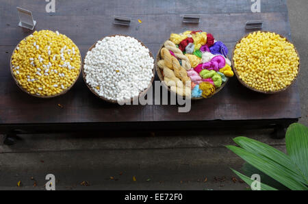 Bozzoli di seta giallo e bianco e seta Thailandese filettature sul tavolo a Jim Thompson house museum, Bangkok, Thailandia, Sud-est asiatico. Foto Stock