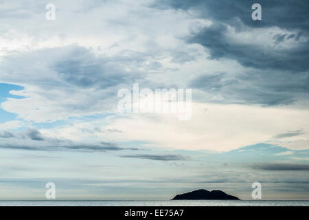 Uno di Tres Irmas Isole di fronte Acores Beach. Florianopolis, Santa Catarina, Brasile. Foto Stock