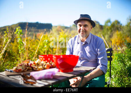 Ritratto di senior l uomo nel giardino, Monaco di Baviera, Germania Foto Stock