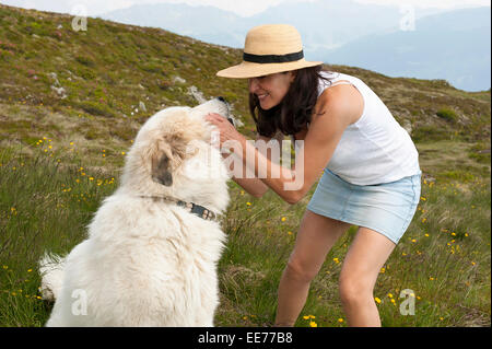 Donna che gioca con il cane all'aperto, Zillertal, Austria Foto Stock