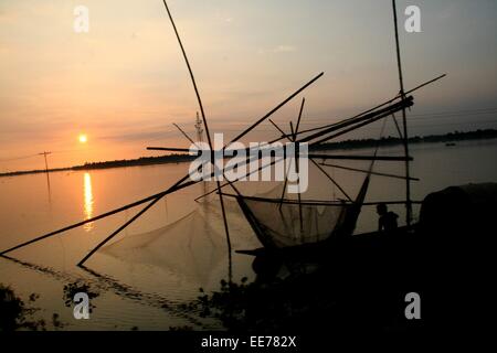 Bangladesh 10 gennaio 2015. Fisherman catturare il pesce con la rete da pesca nel haor aree del quartiere Sunamganj. Foto Stock