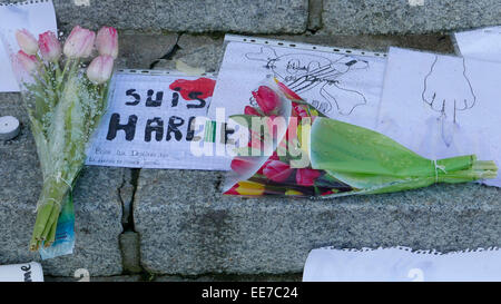 Fiori, slogan "Je suis Charlie e disegni di fronte al Municipio di Laval, durante "Je Suis Charlie' veglia (Francia). Foto Stock