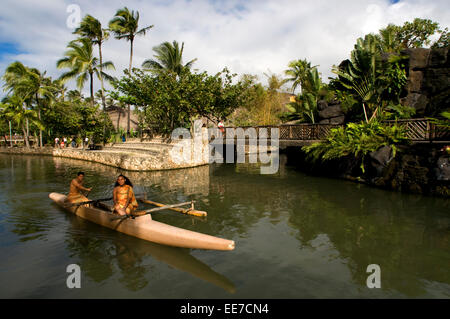 Canoa la navigazione del canal che corre attraverso il parco. Centro Culturale Polinesiano. Di O'ahu. Hawaii. Centro Culturale Polinesiano. O'ah Foto Stock