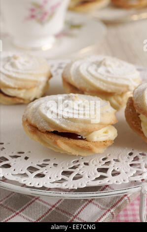 Vortici Viennese una confezione britannico realizzato di un materiale morbido biscotti al burro incanalati in un vortice forma riempita con crema di burro e marmellata Foto Stock