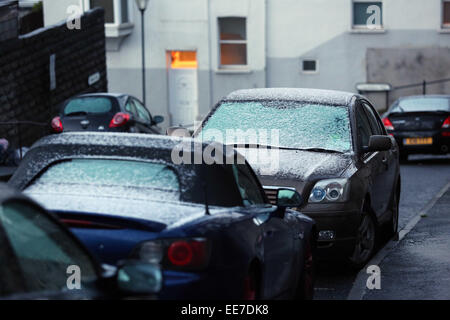 Swansea, Wales, Regno Unito. 14 gennaio, 2015. Regno Unito: Meteo Gelo auto coperti in Mount Pleasant area di Swansea, Galles del Sud. La neve ha colpito parti del Regno Unito. Credito: D Legakis/Alamy Live News Foto Stock