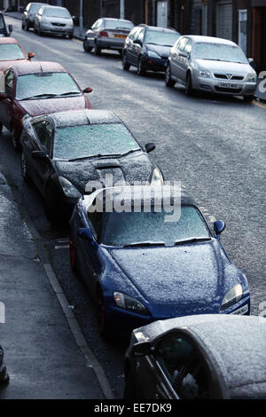 Swansea, Wales, Regno Unito. 14 gennaio, 2015. Regno Unito: Meteo Gelo auto coperti in Mount Pleasant area di Swansea, Galles del Sud. La neve ha colpito parti del Regno Unito. Credito: D Legakis/Alamy Live News Foto Stock