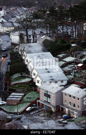 Swansea, Wales, Regno Unito. 14 gennaio, 2015. Regno Unito: Meteo coperto di neve sui tetti di casa a Swansea, nel Galles del Sud la neve ha colpito parti del Regno Unito. Credito: D Legakis/Alamy Live News Foto Stock