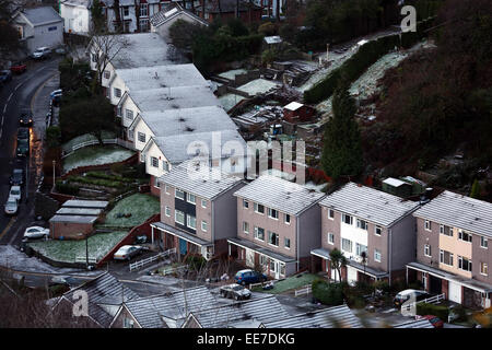 Swansea, Wales, Regno Unito. 14 gennaio, 2015. Regno Unito: Meteo coperto di neve sui tetti di casa a Swansea, nel Galles del Sud la neve ha colpito parti del Regno Unito. Credito: D Legakis/Alamy Live News Foto Stock