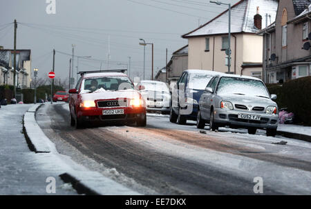 Swansea, Wales, Regno Unito. 14 gennaio, 2015. Regno Unito Meteo: una vettura viaggia su una granita di strada coperta nella zona Townhill di Swansea, Galles del Sud la neve ha colpito parti del Regno Unito. Credito: D Legakis/Alamy Live News Foto Stock