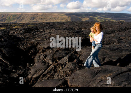 Lava nera montagne vicino alla costa e catena di autostrada del cratere Road. Hawai'i vulcani del Parco Nazionale. Big Island. Hawaii. Donna Foto Stock