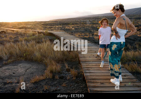 Famiglia passeggiate in Pu'u Loa incisioni rupestri. Hawai'i vulcani del Parco Nazionale. Big Island. Hawaii. Pu'u Loa, tradotto come il 'lungo h Foto Stock