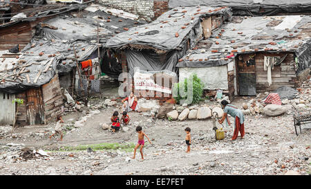 I bambini giocano in una delle baraccopoli a Rishikesh, stato di Uttarakhand, India Foto Stock