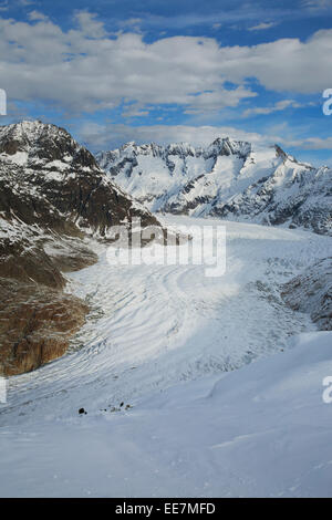 Vista sulle montagne coperte di neve in inverno che circonda la Svizzera ghiacciaio di Aletsch, il più grande ghiacciaio delle Alpi, Svizzera Foto Stock