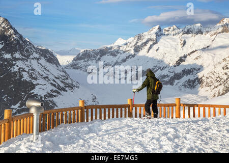 Turisti in cerca di neve sulle montagne in inverno che circonda la Svizzera ghiacciaio di Aletsch, il più grande delle Alpi, Svizzera Foto Stock