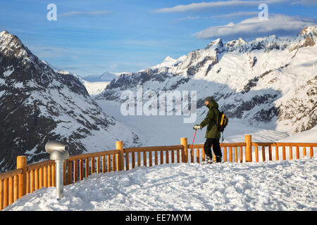 Turisti in cerca di neve sulle montagne in inverno che circonda la Svizzera ghiacciaio di Aletsch, il più grande delle Alpi, Svizzera Foto Stock