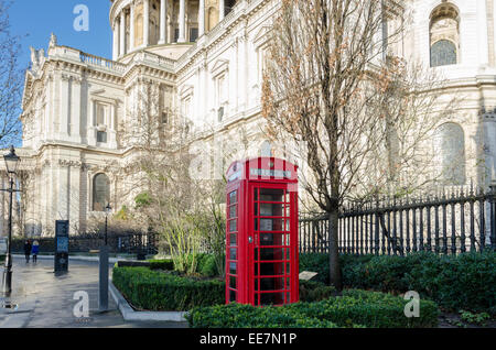 Telefono rosso casella accanto alla Cattedrale di St Paul. Londra, Regno Unito Foto Stock